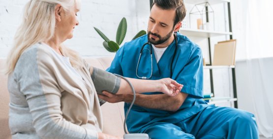 Freddo e pressione sanguigna: perché l’inverno può influire e quando monitorarla